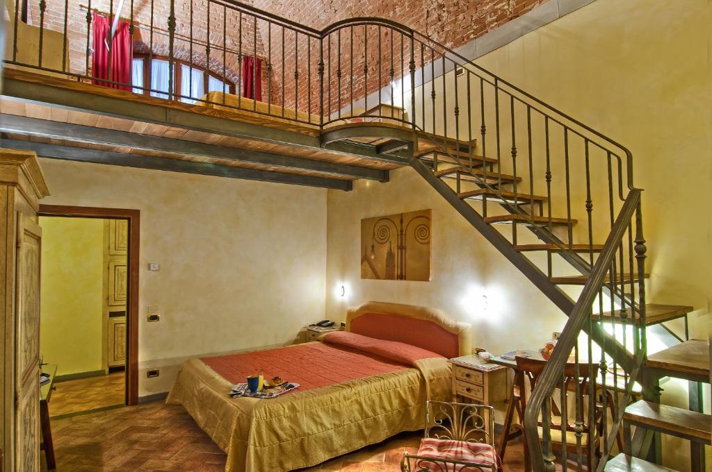 A bed or beds in a room at Hotel Alba Palace