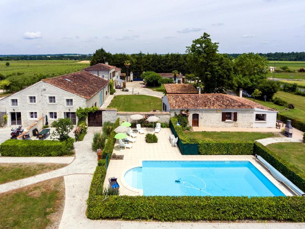 una vista aérea de una casa con piscina en Les Gîtes de Brives, en Brives-sur-Charente