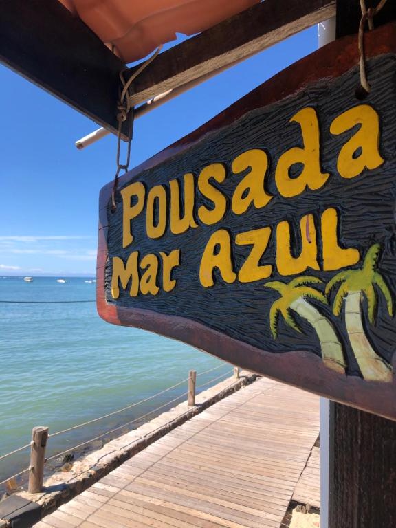una señal para un maru marai en un muelle en Pousada Mar Azul Morro, en Morro de São Paulo