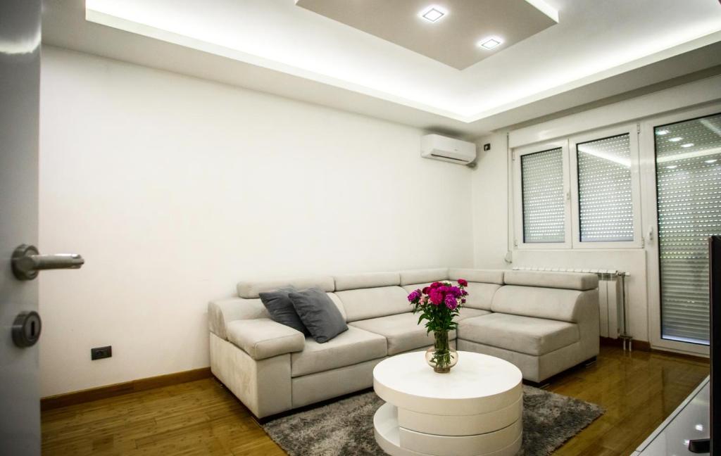 Posezení v ubytování APARTMAN SIMIC - STAN NA DAN