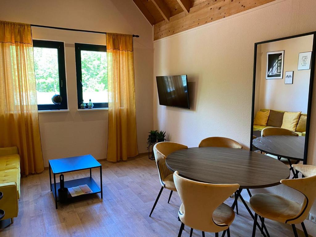 TV a/nebo společenská místnost v ubytování Ferienwohnungen Park Café am Kurpark