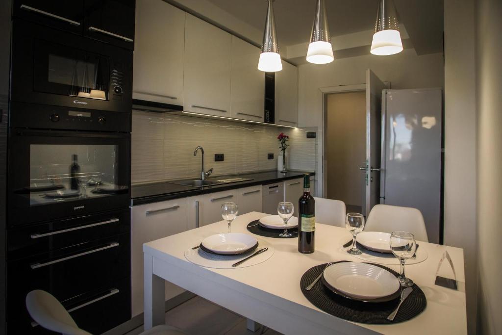 Kuchyň nebo kuchyňský kout v ubytování APARTMAN SIMIC - STAN NA DAN