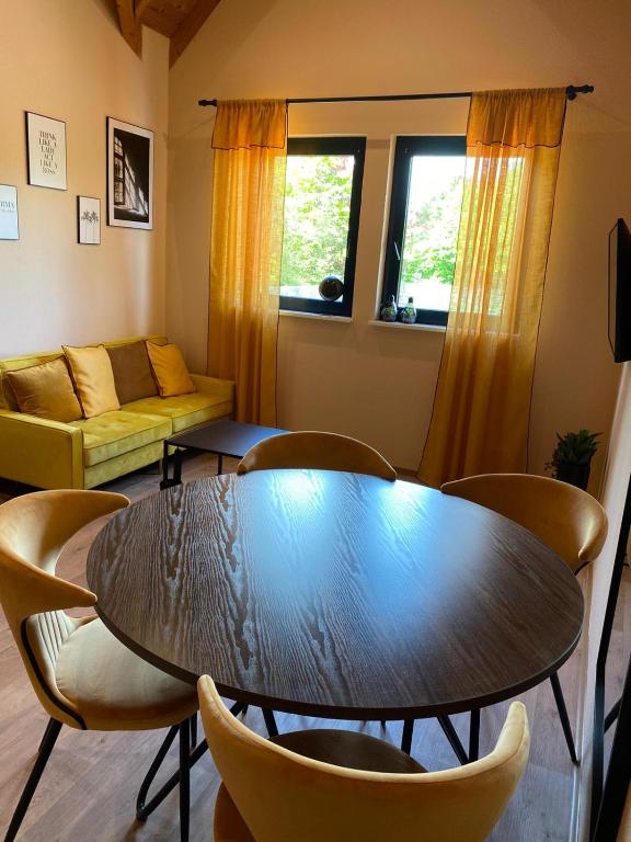 Posezení v ubytování Ferienwohnungen Park Café am Kurpark