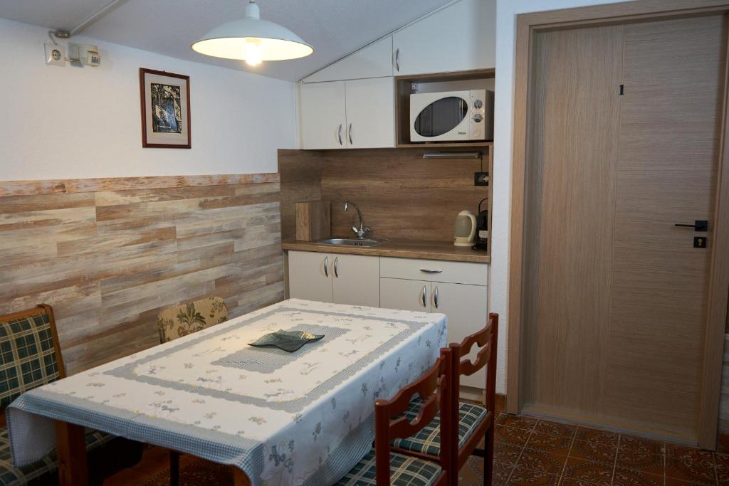 Kuchyň nebo kuchyňský kout v ubytování Erika Vendégház