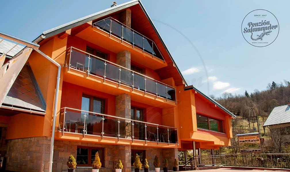 un edificio anaranjado con balcones en el lateral. en Penzion Salamander en Terchová