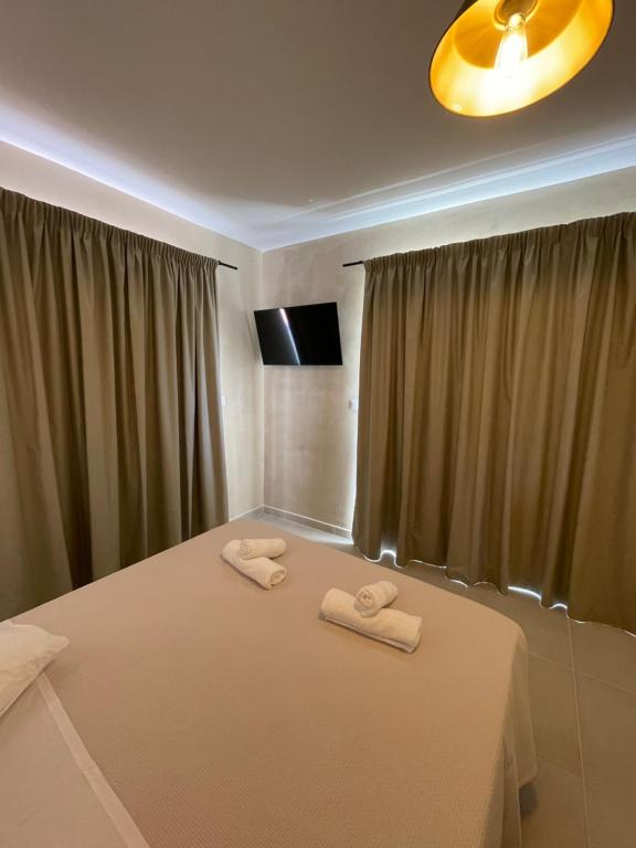 TV a/nebo společenská místnost v ubytování Atma Beach Rooms & Suites