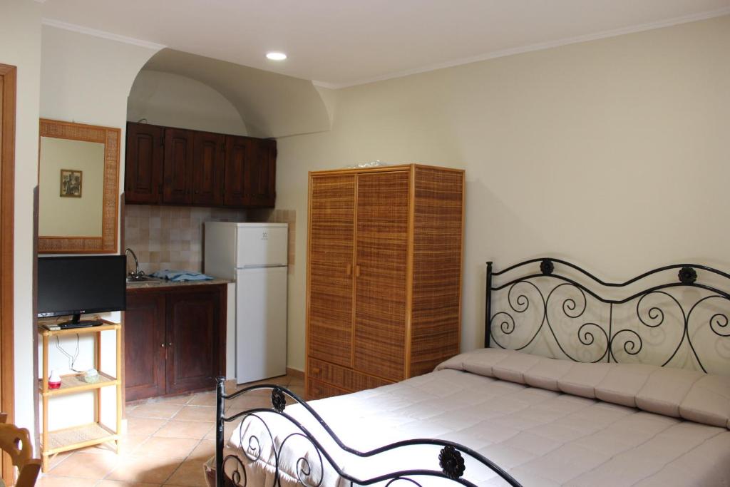 トロペアにあるAppartamento Gemmaのベッドルーム1室(ベッド1台付)、キッチン