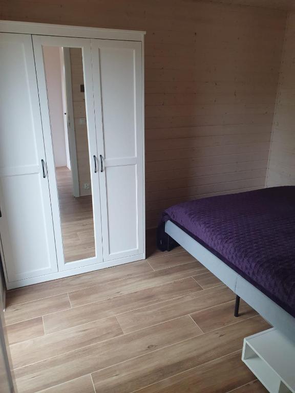 Posteľ alebo postele v izbe v ubytovaní Ostrzycki Las domki nad jeziorem -balia-sauna-prywatny pomost
