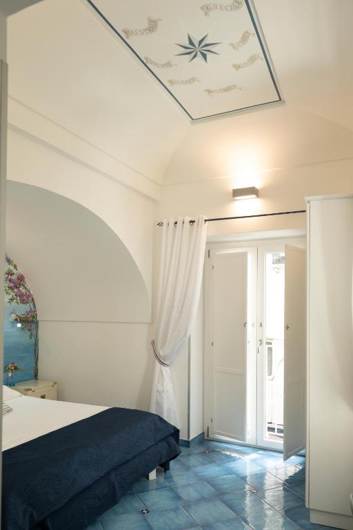 A bed or beds in a room at Scirocco - amazing flat with terrace in the Center