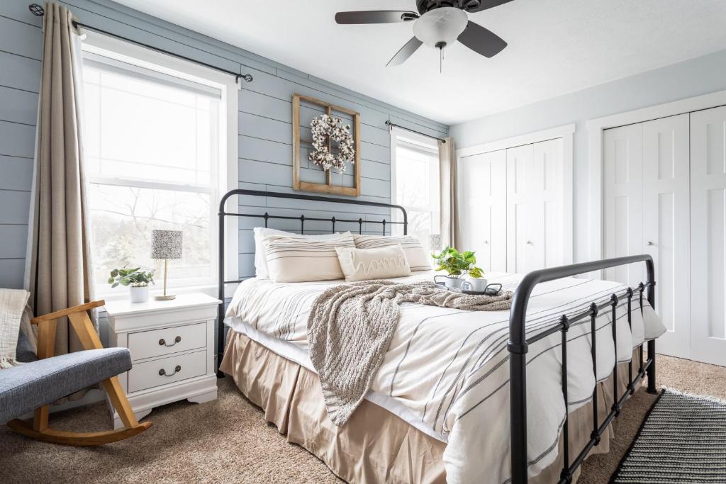 “Hygge” 3BDR townhouse, Close to beach, park & wineries! في ترافيرس سيتي: غرفة نوم بها سرير ومروحة سقف