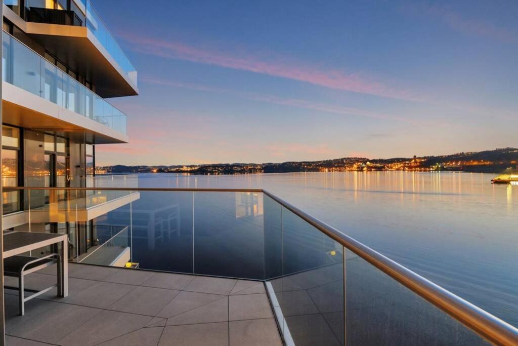 balcone di un edificio con vista sull'acqua di En av Kristiansand's mest eksklusive leiligheter! a Kristiansand