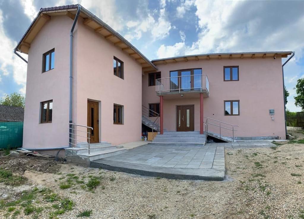 una gran casa blanca con un gran patio en CASA BIA CRIBO Sannicolau de Munte - bai termale en Săcueni