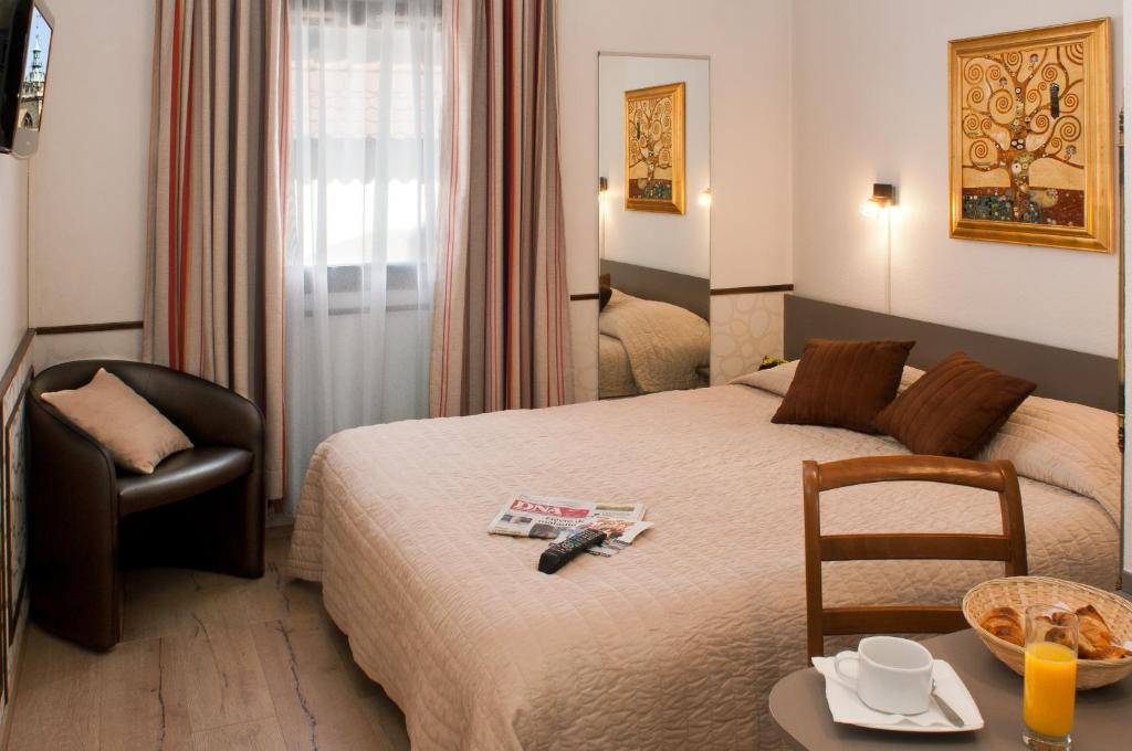 Postel nebo postele na pokoji v ubytování Hôtel Le Rapp