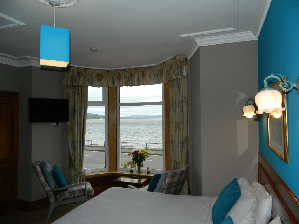 um quarto de hotel com uma janela com vista para o oceano em Sunnyside House em Rothesay