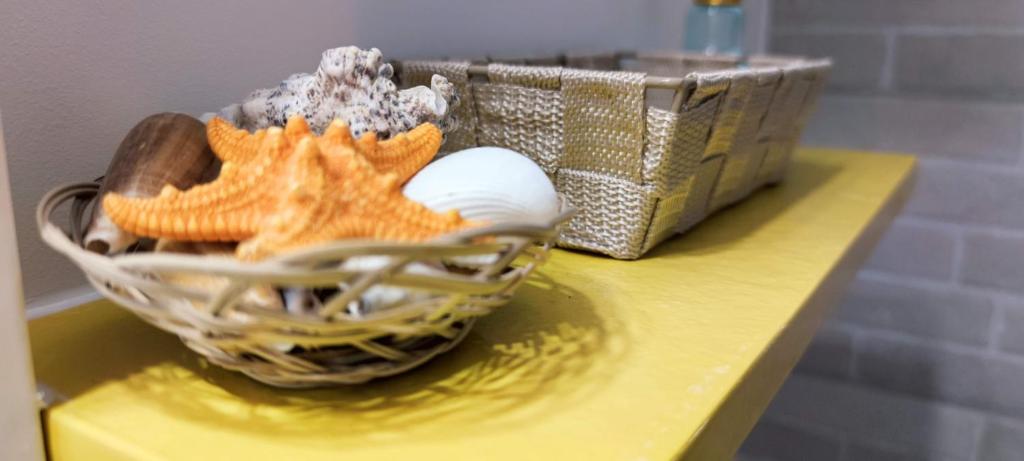 ママイア・ノルドにあるIulius Kのクッキーのバスケットと卵のバスケット付きのテーブル