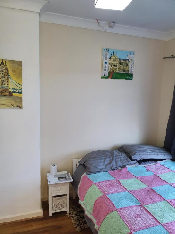 Cheap Bed and Breakfast B&B Airbnb in Porthcawl, UK