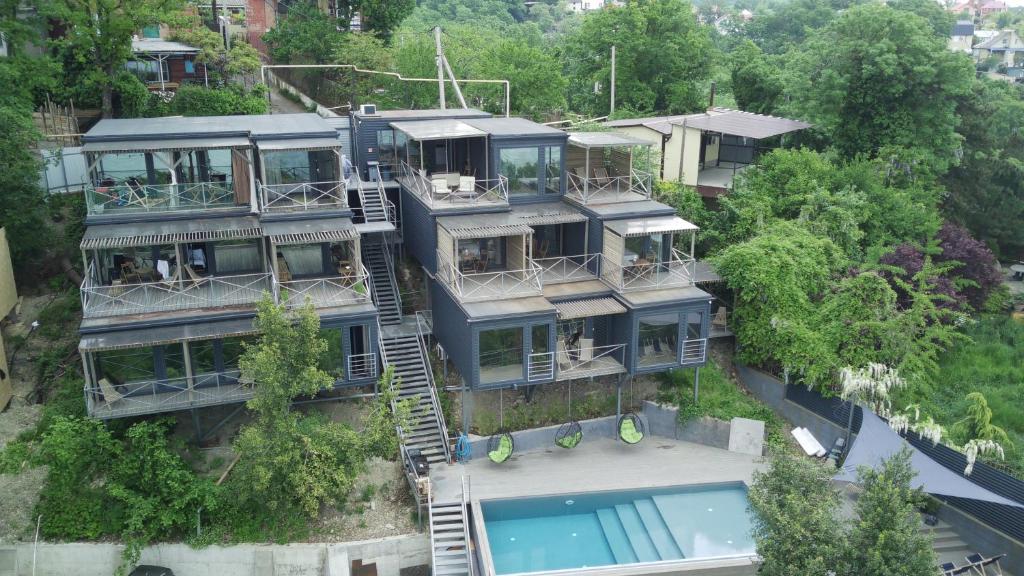 - une vue aérienne sur une maison avec une piscine dans l'établissement Отель "Grey house", à Touapsé