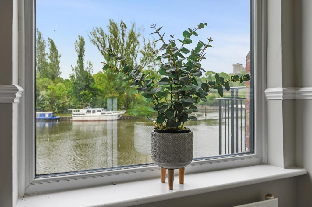 Simply the best Windsor riverside townhouse with superb castle views, free parking and 2 minutes walk from Eton High Street & Windsor Bridge