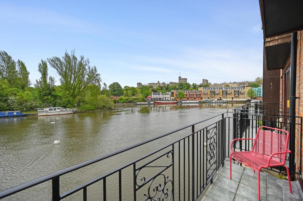 Simply the best Windsor riverside townhouse with superb castle views, free parking and 2 minutes walk from Eton High Street & Windsor Bridge