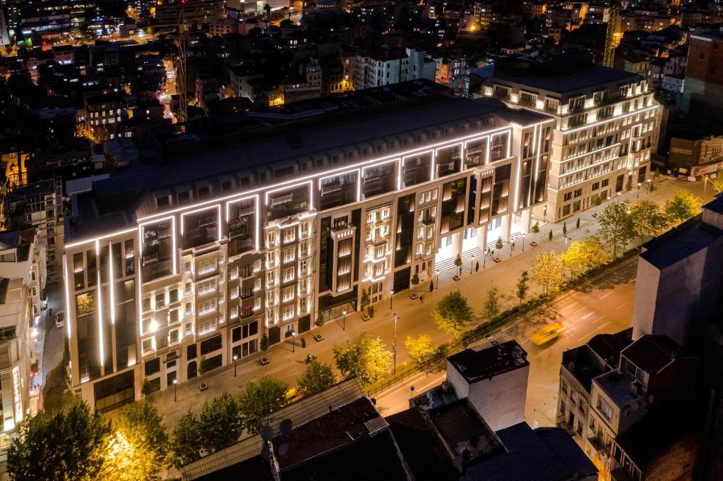 une vue de tête sur un bâtiment la nuit dans l'établissement Garlon Residence, à Istanbul