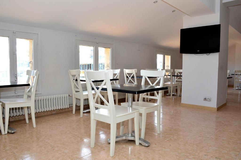 A television and/or entertainment centre at Hotel Terranova