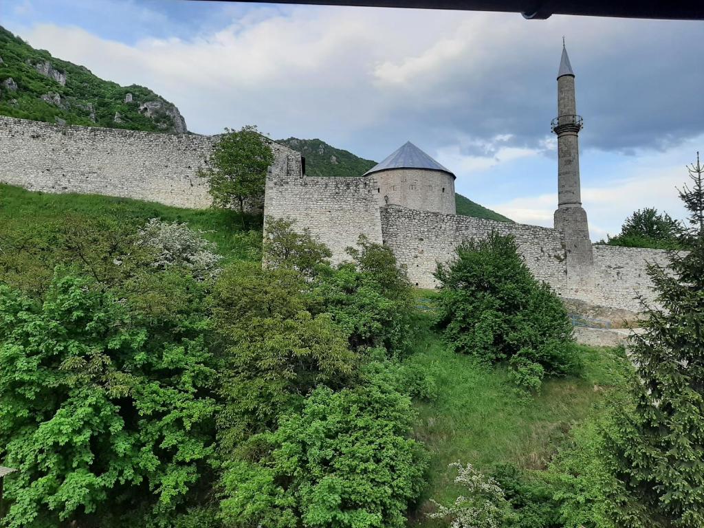un viejo castillo con una torre en una colina en Stari Grad Migy Travnik Apartman en Travnik
