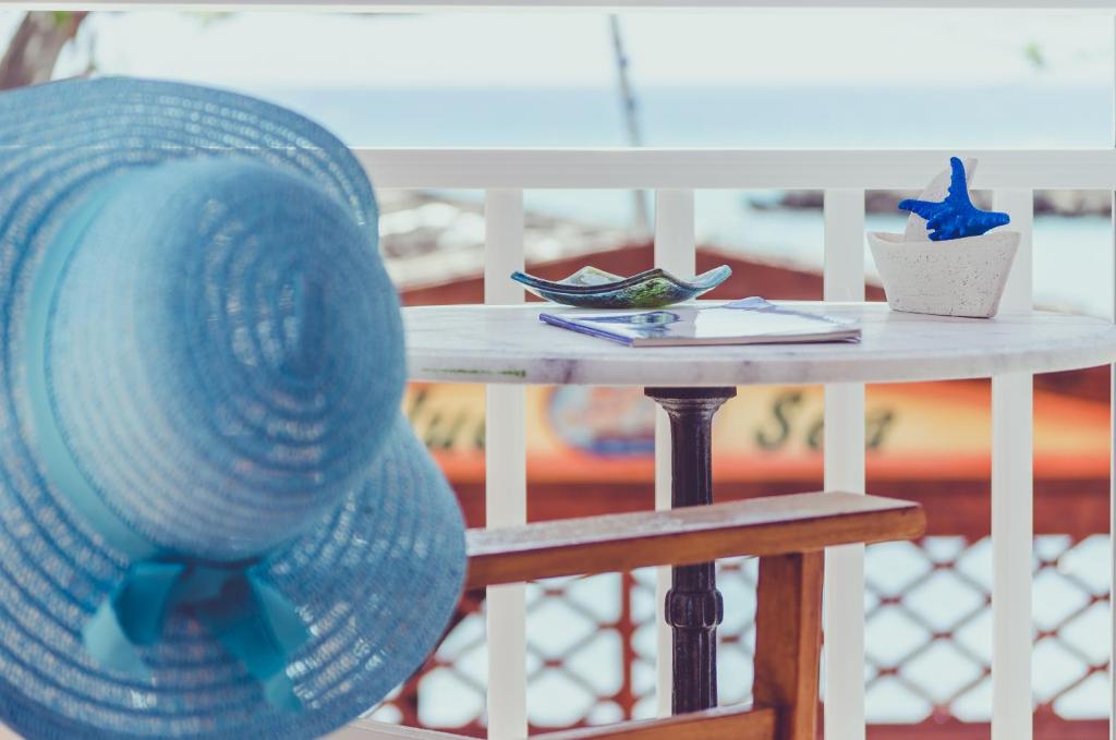 Kiani Akti في كاتيليوس: طاولة مع قبعة على مقعد