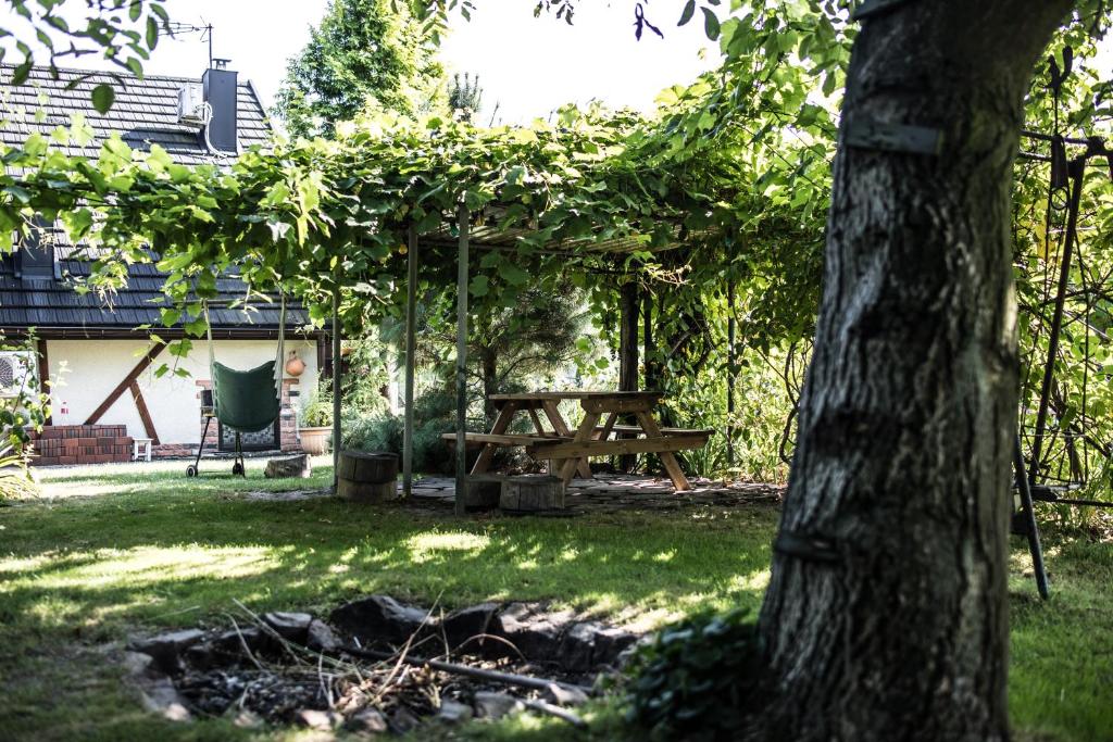 Vonkajšia záhrada v ubytovaní Apartamenty na Kasztelańskiej