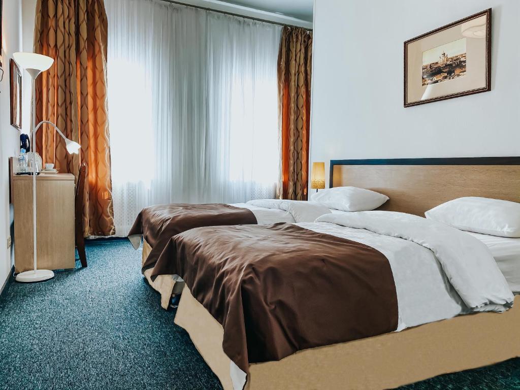 um quarto de hotel com duas camas e uma janela em Минима Китай-Город em Moscou