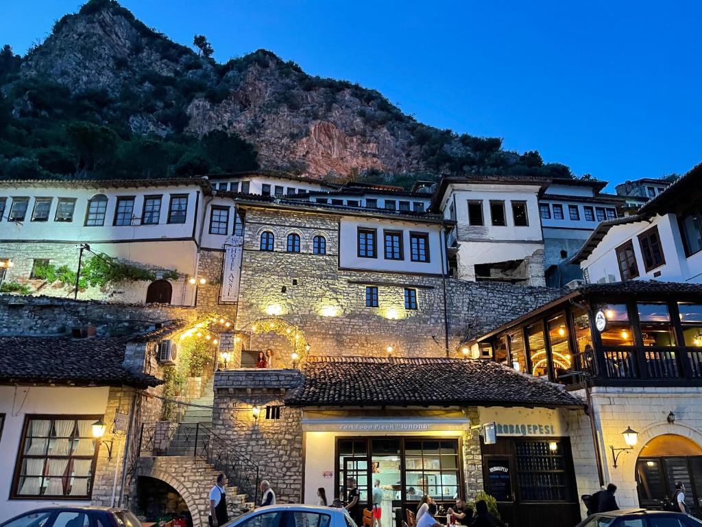 eine Gruppe von Gebäuden mit Bergen im Hintergrund in der Unterkunft HOTEL ANSEL in Berat