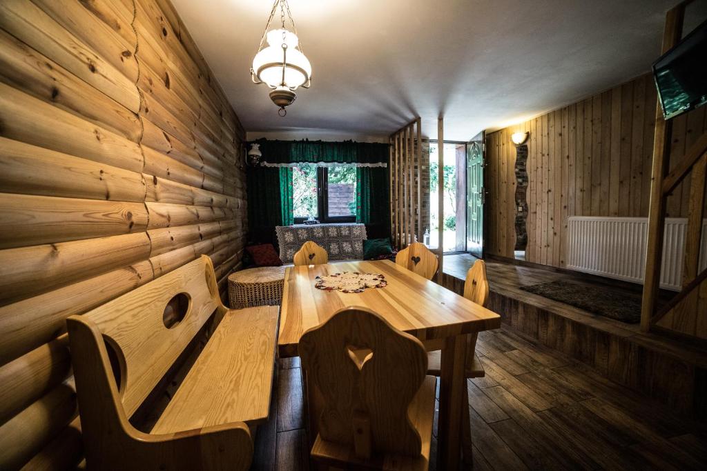 Televízia a/alebo spoločenská miestnosť v ubytovaní Apartamenty na Kasztelańskiej