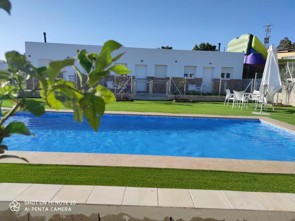 uma piscina no quintal de uma casa em Pueblos blancos em Vejer de la Frontera