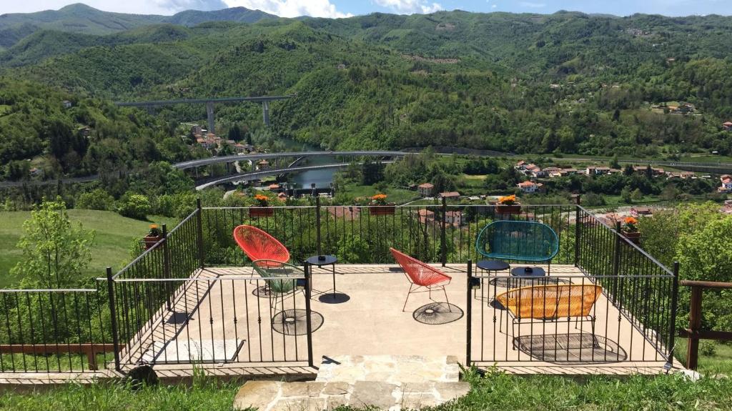 un grupo de sillas sentadas en un patio con vistas en RESIDENZA CIMA LE VIGNE, en Millesimo