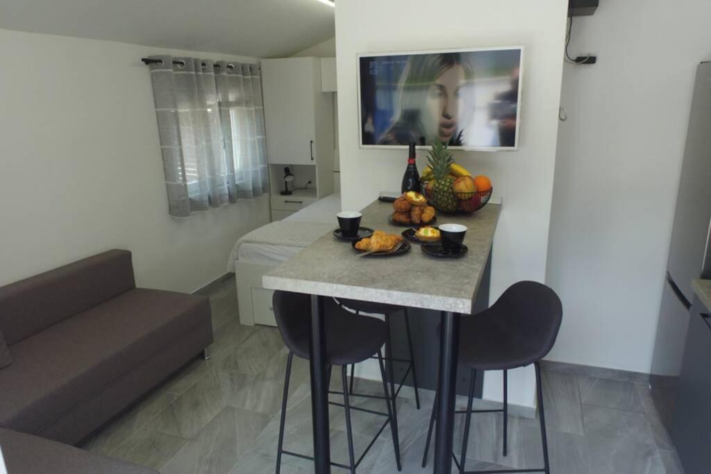Posedenie v ubytovaní Apartment in Park forest Soline near the sea