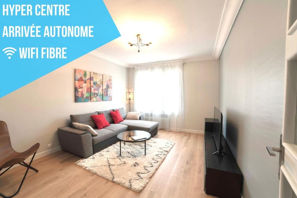 sala de estar con sofá y mesa en PRESTIGELOC Appart 3 Chambres 2 SDB La Loire en Orléans