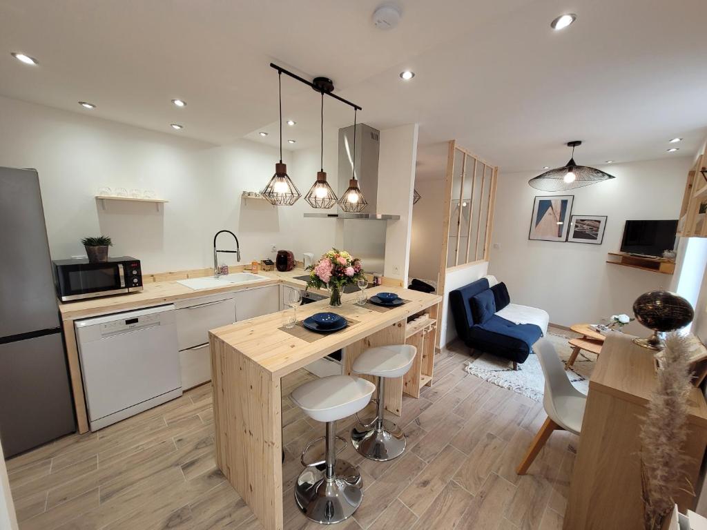 a kitchen with a island in the middle of a room at Appartement charmant au cœur de la cité bragarde in Saint-Dizier
