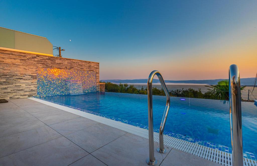 Bazén v ubytování Luxury Villa Lorena with heated pool, jacuzzi,sauna and seaview nebo v jeho okolí