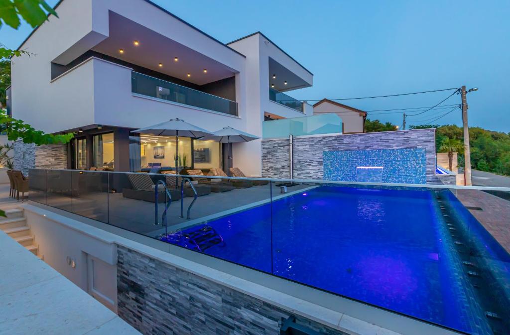 Bazén v ubytování Luxury Villa Lorena with heated pool, jacuzzi,sauna and seaview nebo v jeho okolí