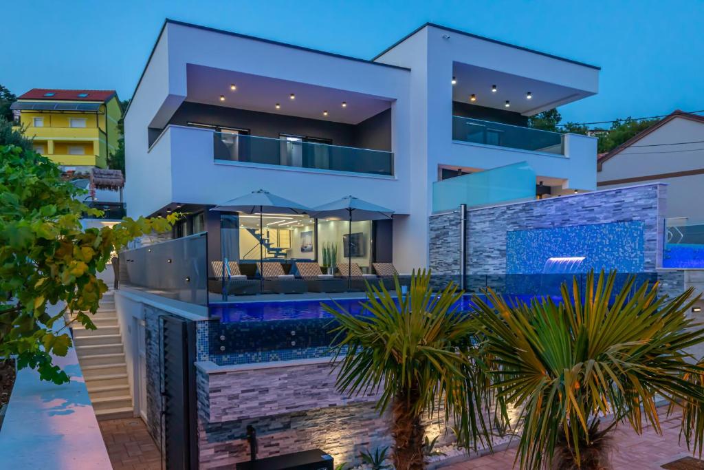 Bazén v ubytování Luxury Villa Lorena with heated pool, jacuzzi,sauna and seaview nebo v jeho okolí