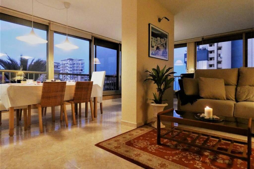un salon avec une table et un canapé ainsi qu'une salle à manger dans l'établissement Apartamento Velázquez San Juan Playa, à Alicante