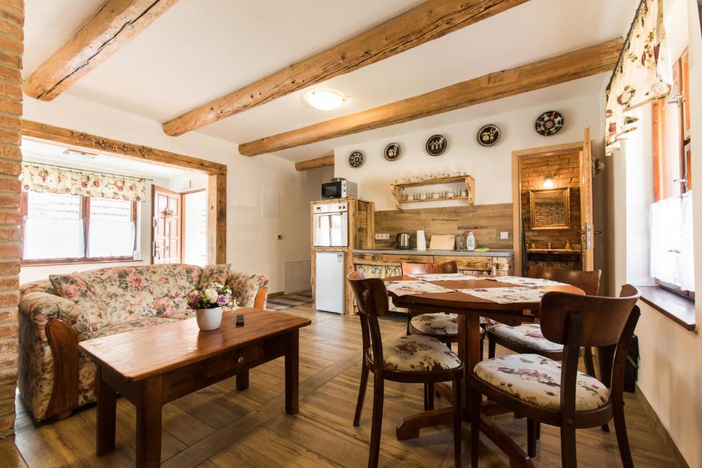 una cucina e un soggiorno con tavolo e sedie di Chalupa u Kova a Bešeňová