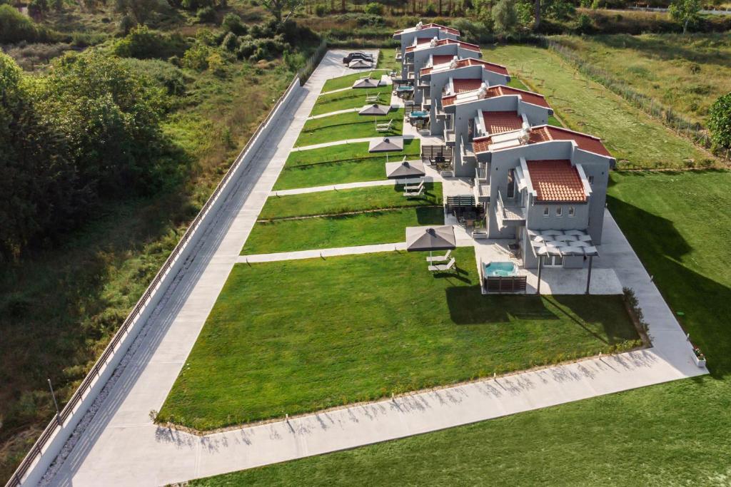 widok z góry na szereg domów na trawniku w obiekcie V Luxury Apartments Posidi w mieście Possidi