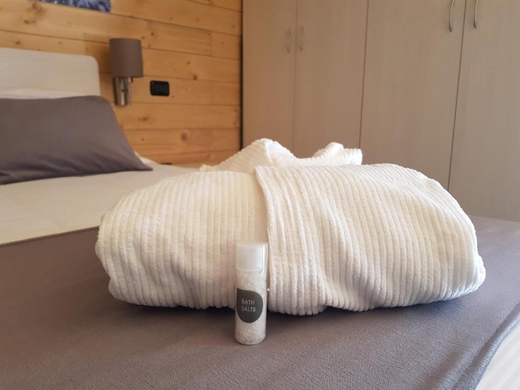 Postel nebo postele na pokoji v ubytování Lorica Suite Lago