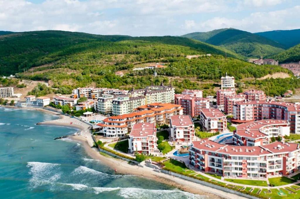 een luchtzicht op een resort op het strand bij Privilege Fort Beach - Sea Viev Premium Apartments in Elenite