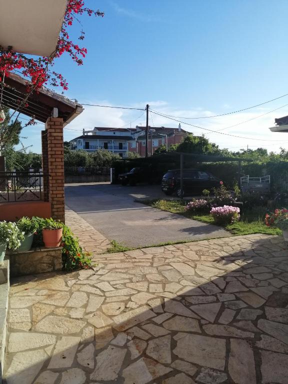 un passaggio in pietra che conduce a un vialetto di Armonia Studios ad Agios Georgios