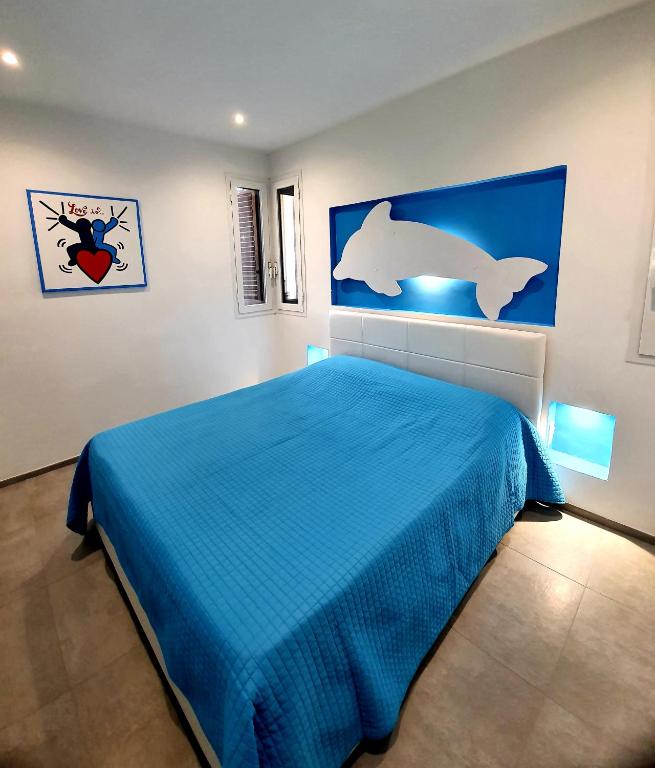 Łóżko lub łóżka w pokoju w obiekcie Appartamenti delfini terza spiaggia