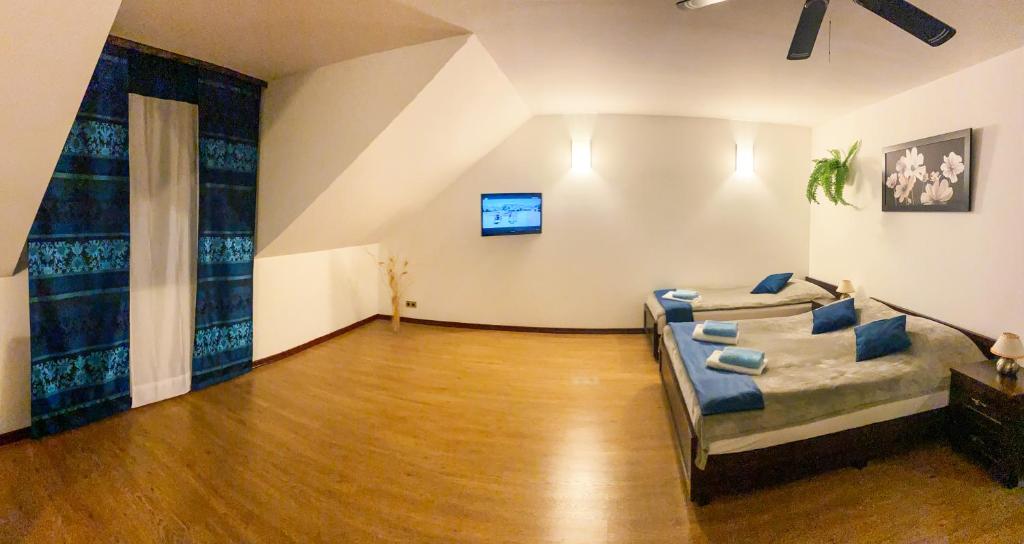 Postel nebo postele na pokoji v ubytování Dom nad Jeziorem