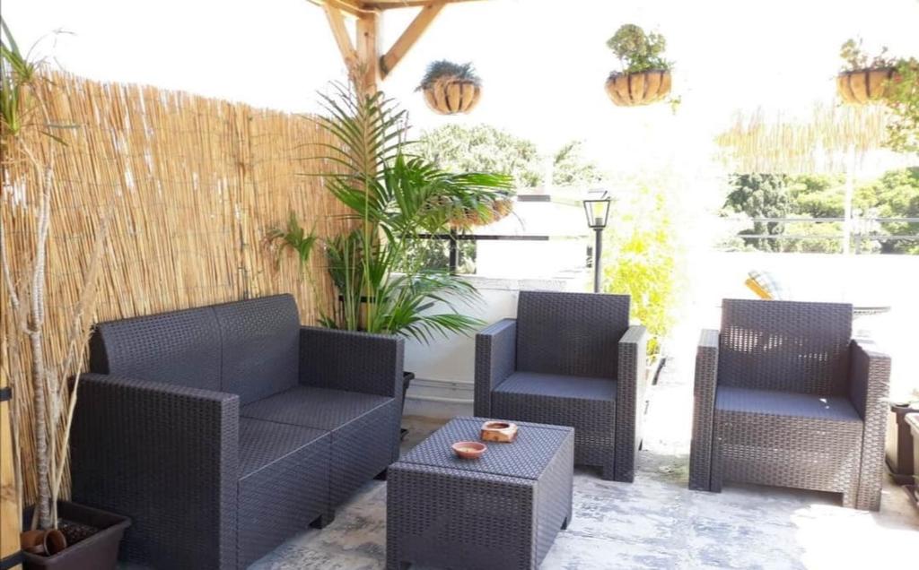 Posezení v ubytování Elim Suite & Rooms