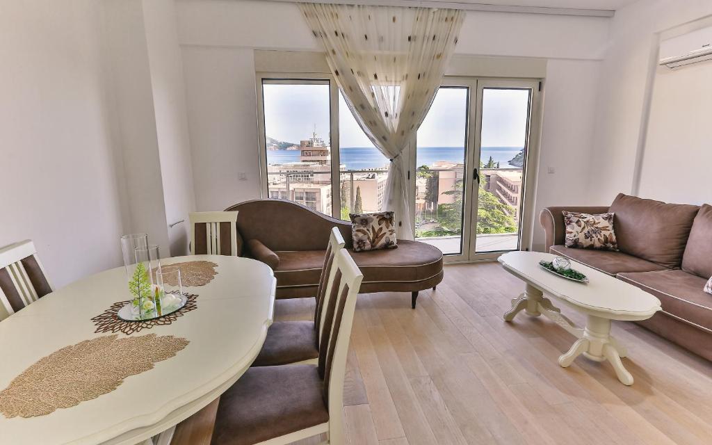 een woonkamer met een tafel en een bank bij Luxury Korda apartments 011 in Budva