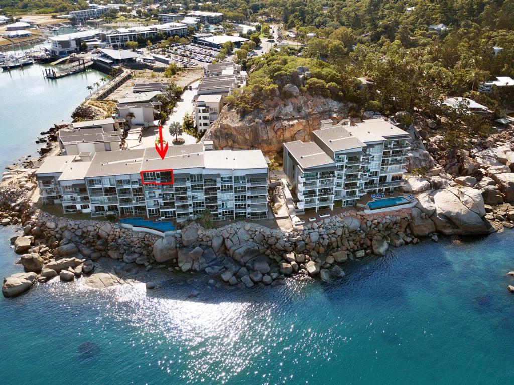 eine Luftansicht eines Resorts auf einer felsigen Insel in der Unterkunft 1 Bright Point Apartment 4501 in Nelly Bay